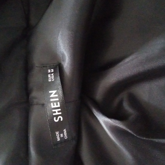 EUC! SHEIN Blackand white puffer vest - Picture 8 of 8